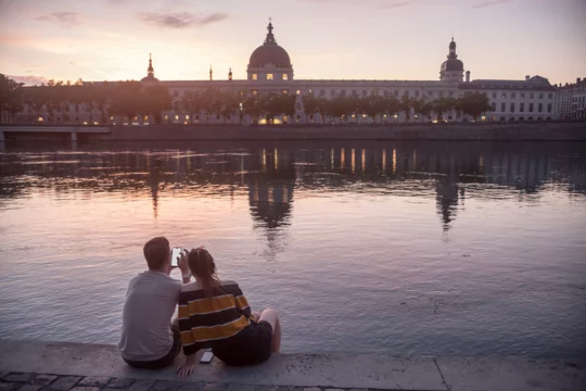 Couple assis devant le Rhône à Lyon